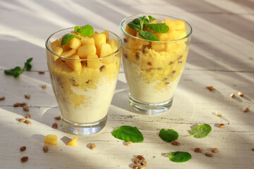 Dietetyczny deser z kaszy jaglanej, pieczonych jabłek i jogurtu