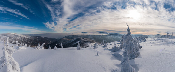 Fototapeta na wymiar Panorama Beskidu Śląskiego w zimowej scenerii