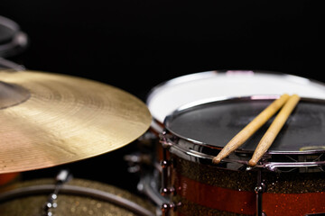 Obraz na płótnie Canvas Closeup of drumsticks lying on the professional drum set. Drummer equipment. 