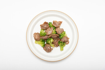 お皿に盛り付けた、砂肝とブロッコリーの炒め物