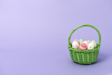 Fototapeta na wymiar Green basket with Easter eggs