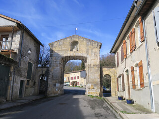Fototapeta na wymiar village de Saint-Martory avec la porte Nord et la porte sud du 17ème siècle, le pont du 18 ème siècle et le château du 16 ème siècle 