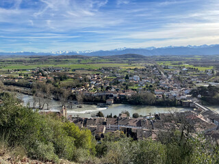 Fototapeta premium village de Saint-Martory avec la porte Nord et la porte sud du 17ème siècle, le pont du 18 ème siècle et le château du 16 ème siècle 