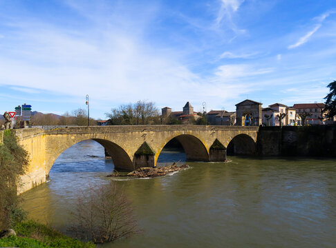 village de Saint-Martory avec la porte Nord et la porte sud du 17&egrave;me si&egrave;cle, le pont du 18 &egrave;me si&egrave;cle et le ch&acirc;teau du 16 &egrave;me si&egrave;cle
