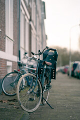 Obraz premium parked bicycle with a child seat in an urban street with parked cars