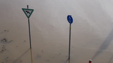 Hochwasser Überflutung Überschwemmung am Main in Mainz mit Schildern, die aus dem Wasser ragen. Februar 2021