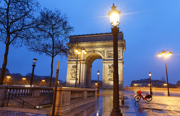 Fototapeta premium The Triumphal Arch in rainy evening, Paris, France.