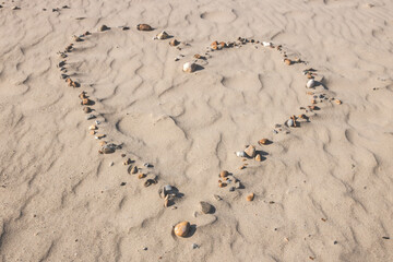 coeur en galets dans le sable