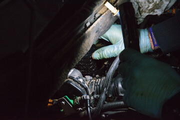Manos cogiendo filtro de gasoil coche