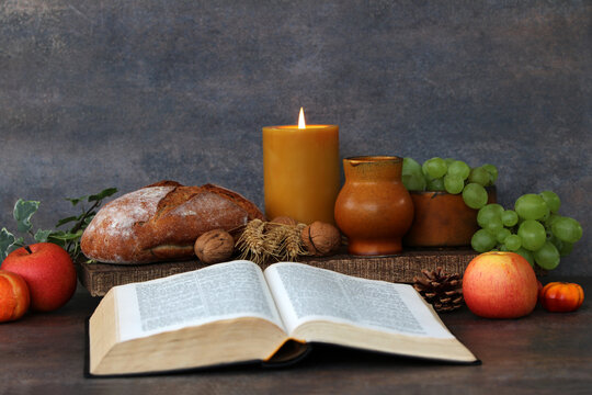 Erntedankfest,Bibel mit Brot und Wein