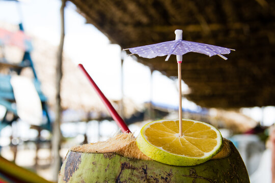 Bebida de coco en la orilla de la playa