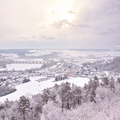 Obraz premium Winterlicher Panoramablick auf die Saaletalbrücke der Autobahn A4 bei Jena im Nebel, verschneite Landschaft im Thüringer Saaletal, Deutschland
