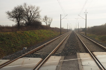 Przejazd kolejowy, widok na tory © vofchok