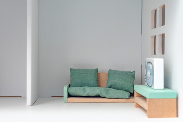 Interior de habitacion de hotel salon de casa con sofa y televisor, casa de muñecas