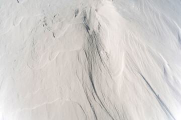 textura en la nieve después de un día de nevada en la montaña