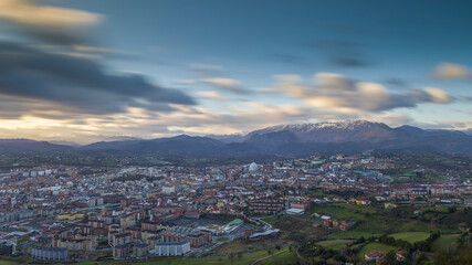 Panoramic view of the city of Oviedo with the Aramo in the background