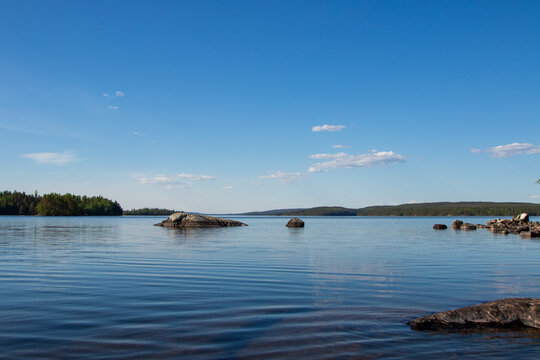 See in Skandinavien, Spiegelglatt, Felsen im Vordergrund