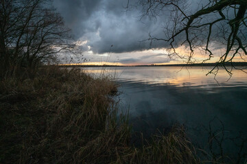 Atmosphärisches Bild im Stil Caspar David Friedrichs einer Wiesenlandschaft bei Wintersonnenuntergang am Ufer des Großen Zernsees in Havelauen Werder Brandenburg Deutschland