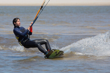 Attraktive Kite-Surferin in Action