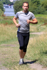 Fototapeta premium Cooler, sportlicher, junger Mann beim Joggen