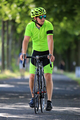 Obraz na płótnie Canvas Cooler, sportlicher, junger Mann beim Radsport (Rennrad)