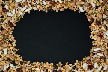 una cornice di legumi e cereali su sfondo nero