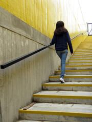 escalera amarilla cemento