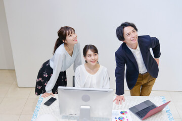 オフィスで働く会社員