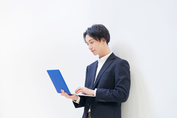 パソコンを使う男性　白背景