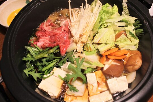 家族団らんですき焼きを食べる