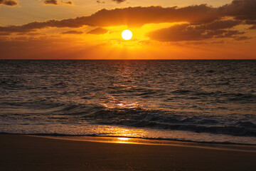 真夏の宮古島。来間島の長間浜ビーチから見た夕日


