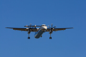 青空から降りてくる飛行機