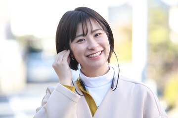 音楽を聴く女性