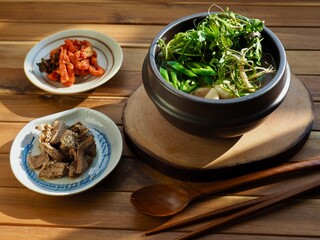 한국의 전통음식 냉이 된장국 
