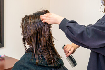 Fototapeta premium 美容室でのスタイリング&ヘアケア 女性の美しい髪