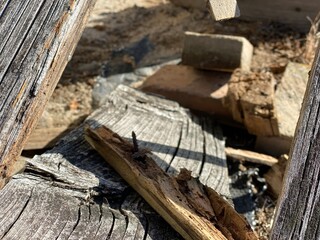 廃材から突き出した釘と瓦礫