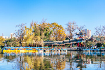Fototapeta premium Autumn scenery in Cuihu Park, Kunming, Yunnan, China 