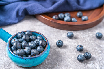 Many blueberries in a dish 
