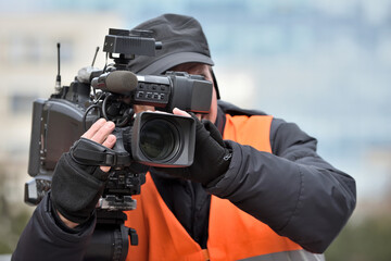 Obraz premium TV camera man filming a political event