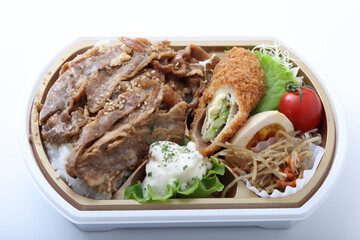 牛めしとアスパラチーズかつの弁当