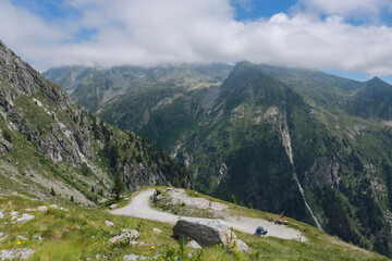 Bellissima vista panoramica sulle montagne dal sentiero che porta al rifugio cornisello nella Val Nambrone in Trentino, viaggi e paesaggi in Italia