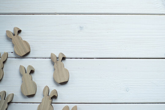 Osterhase aus Holz als Hintergrund mit Freitextfl&auml;che f&uuml;r Ostern