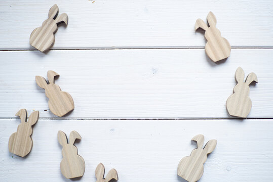 Osterhase aus Holz als Hintergrund mit Freitextfl&auml;che