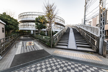 東京　しおかぜ橋へと続く螺旋の自転車道と歩道