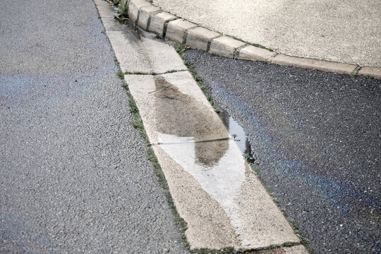 Reflet dans le caniveau apr&egrave;s le pluie  .