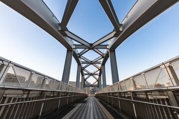 日本　しおかぜ橋へと続く京葉線歩道陸橋