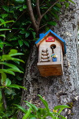 Obraz na płótnie Canvas decorated handmade birdhouse on a tree