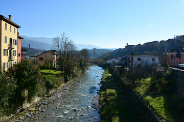 Fototapeta na wymiar il torrente Ardo transita a Belluno
