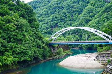 エメラルドグリーンの川