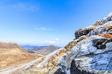 冬のくじゅう連山　中岳へと続く登山道　大分県玖珠郡　Kujuurenzan in winter Mountain trail leading to Mt.Nakadake Ooita-ken Kusu-gun